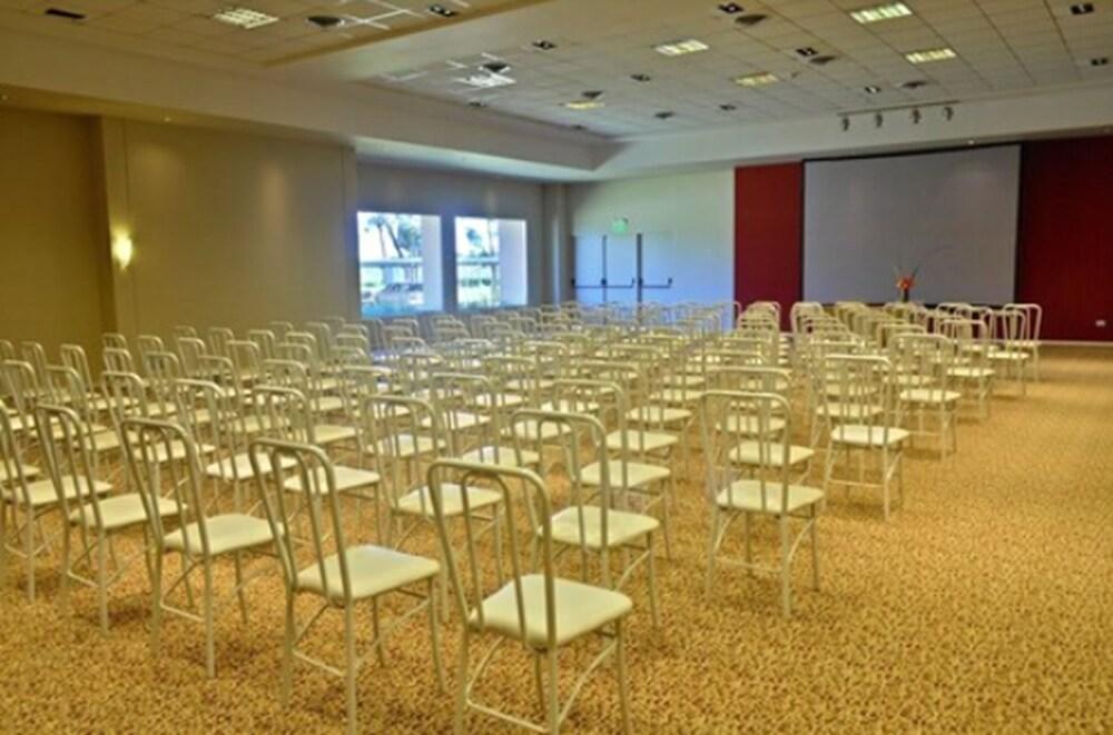 אלמאפוארטה Howard Johnson Hotel Piedras Moras מראה חיצוני תמונה